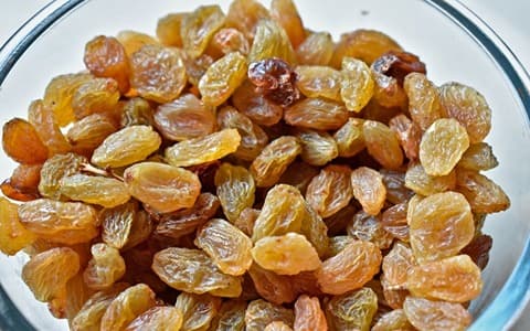 تصویر 4 از قیمت خرید کشمش تیزابی طلایی + فروش ویژه